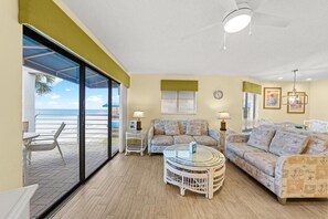 Condo panorámico, 2 habitaciones, vista al océano, frente al mar | Área de sala de estar
