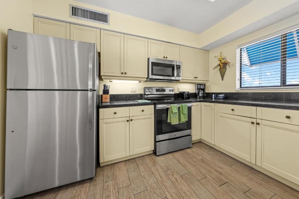 Panoramic Condo, 2 Bedrooms, Ocean View, Beachfront | Private kitchen