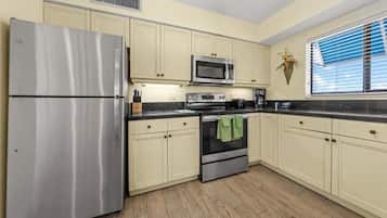 Panoramic Condo, 2 Bedrooms, Ocean View, Beachfront | Private kitchen