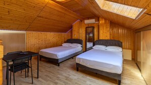 A wooden cabin with two beds, a desk, and a skylight. - Semi-detached chalet for up to 12 guests, Pool, BBQ (Loeches)