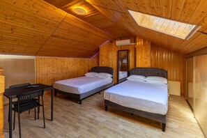 4 bedrooms, iron/ironing board, WiFi, bed sheets - Semi-detached chalet for up to 12 guests, Pool, BBQ (Loeches)