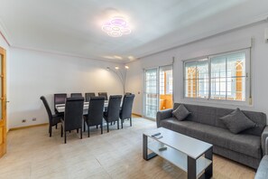 Interior - Semi-detached chalet for up to 12 guests, Pool, BBQ (Loeches)