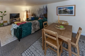 TV - Roseway Basecamp | Private Suite | 8 Min to PDX (Portland)