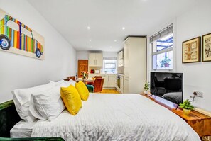 1 dormitorio, escritorio, tabla de planchar con plancha y wifi
