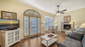 40-inch flat-screen TV with cable channels, fireplace - Little Gull Cottages by Coolvacay (Longboat Key)