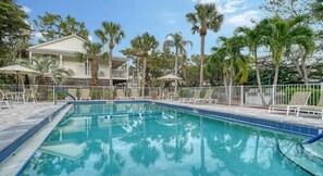 Outdoor pool, sun loungers - Little Gull Cottages by Coolvacay (Longboat Key)