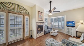 40-inch flat-screen TV with cable channels, fireplace - Little Gull Cottages by Coolvacay (Longboat Key)