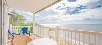 Enjoyable 2-bedroom waterfront condo in charming Carrabelle