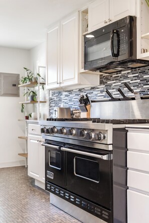 Fridge, microwave, oven, stovetop - Private Denver Stay Near DU & I-25 (Denver)