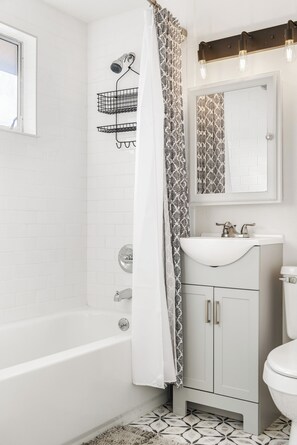 Shower, hair dryer, towels - Private Denver Stay Near DU & I-25 (Denver)