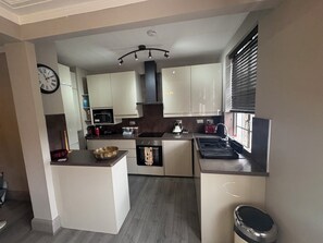 Private kitchen - Spacious 3BR London Home | 1 Min to Finchley Road Tube (London)