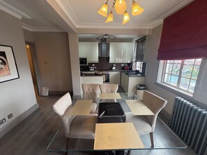 Dining - Spacious 3BR London Home | 1 Min to Finchley Road Tube (London)