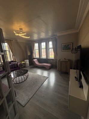 Living area - Spacious 3BR London Home | 1 Min to Finchley Road Tube (London)