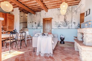 Living area - Family Breeze-Palazzo Monaci, views and pool in the Tuscan hills (Toscana)