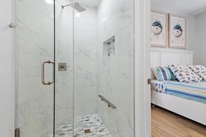 Dusche, Handtücher, Seife, Toilettenpapier