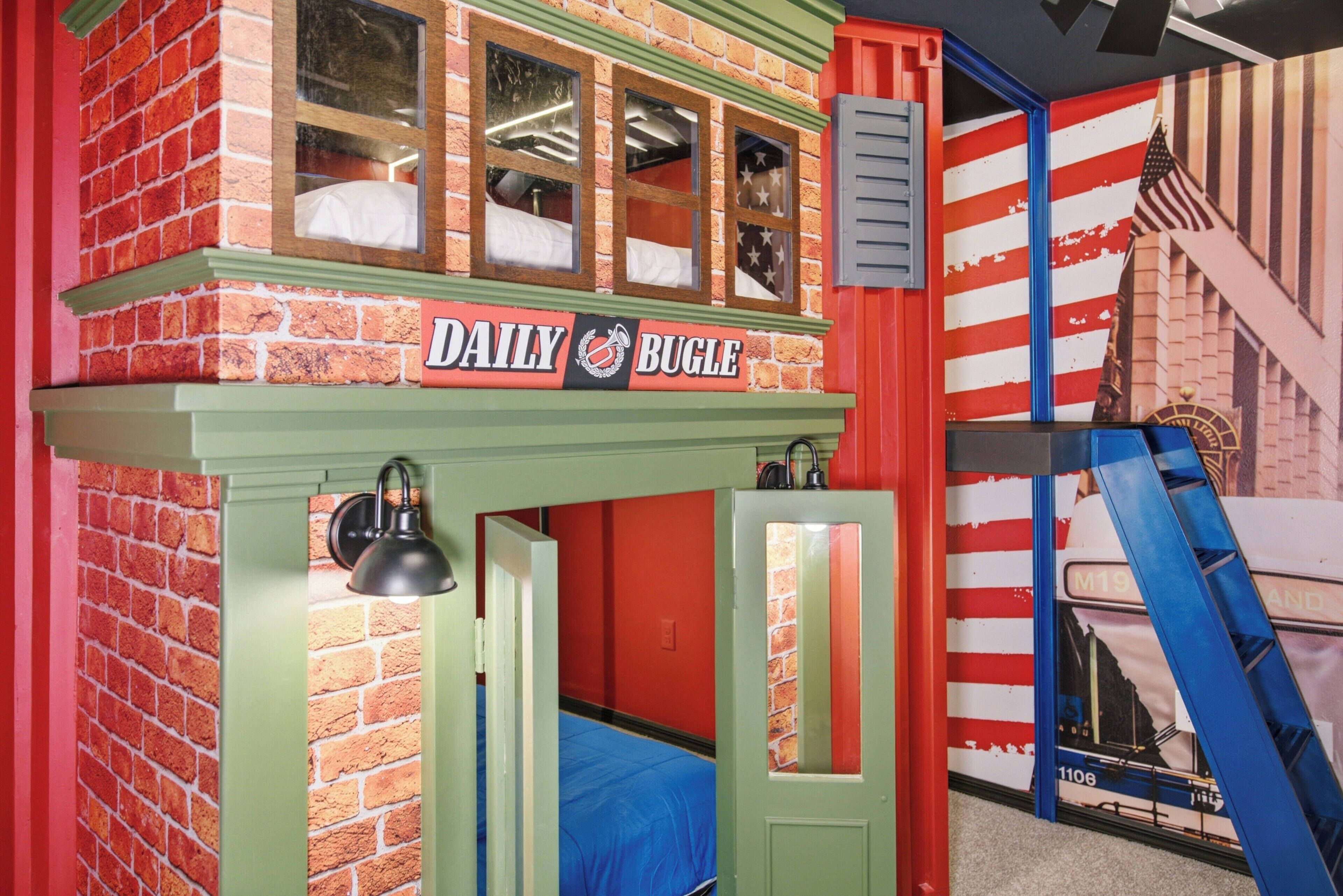 Une pièce avec une façade en briques, un lit, un bureau et une échelle.