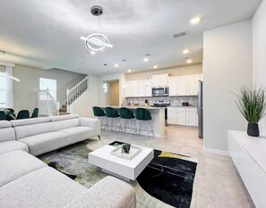 Living area - Comfortable Villa 5Bedrooms/Pool (Davenport)