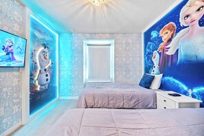 Ein Schlafzimmer mit einem Bett, einem Nachttisch, Wandmalerei und einem Fenster.