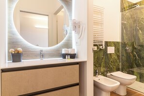 Regadera, secadora de cabello, bidet, toallas 