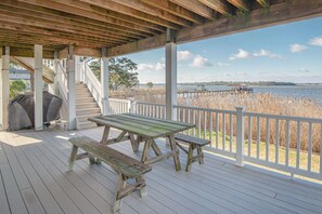 Outdoor dining - JL #714 - Sunset Splendor -  Luxurious Soundfront Home - Hot tub - Elevator (Kill Devil Hills)