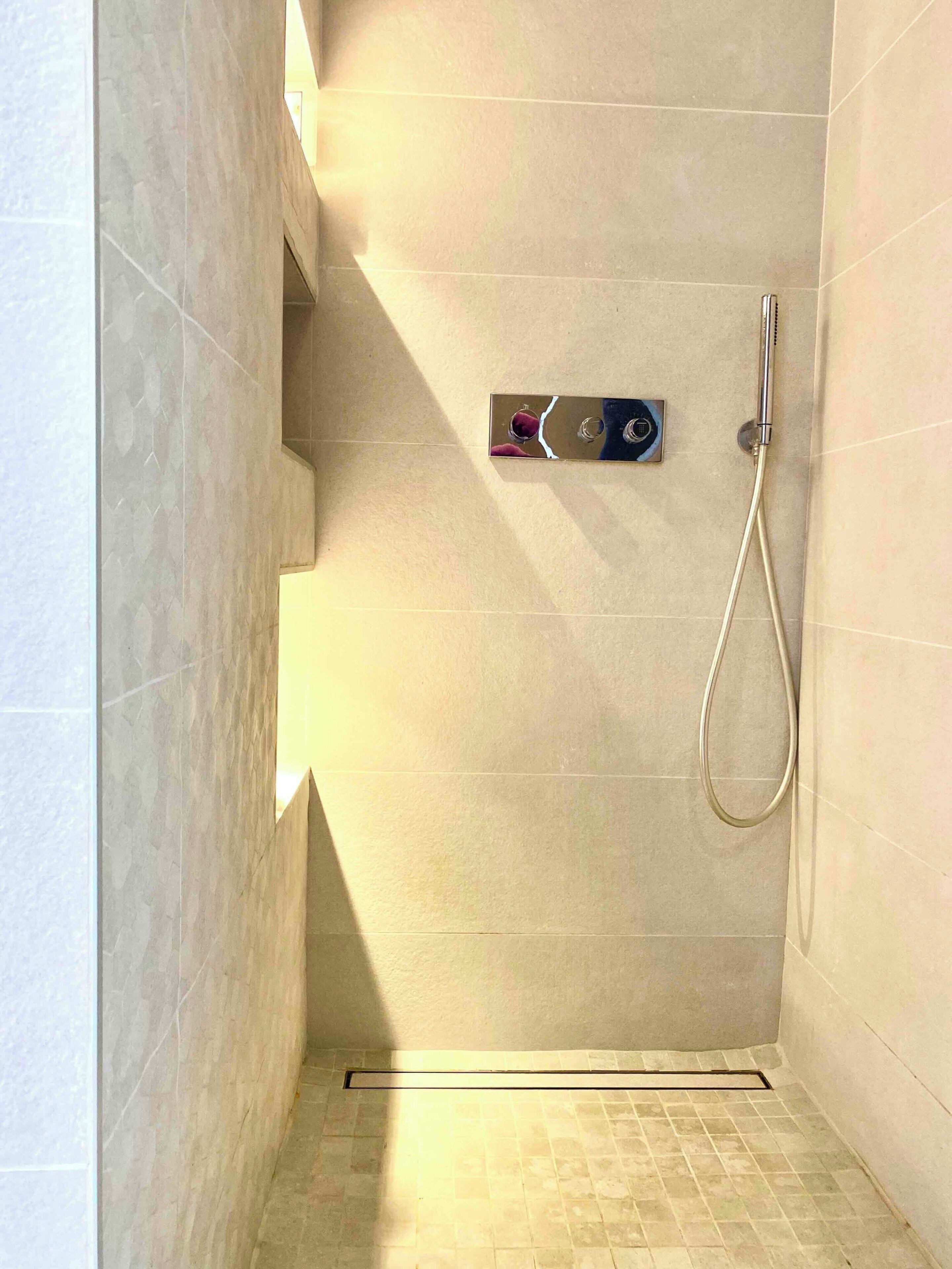 Sèche-cheveux, serviettes fournies, savon, papier toilette