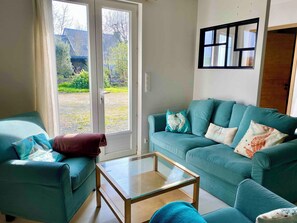 Living area - Renovated cottage, 2 km from the sea, kids frendly! (Jullouville)