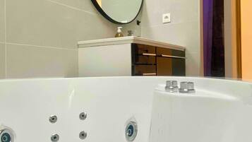 Haartrockner, Handtücher, Seife, Toilettenpapier