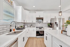 Private kitchen - Modern 3BR in EaDo 5 min to Downtown Walkable + Free Parking (Houston)