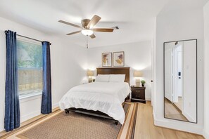 3 bedrooms, iron/ironing board, free WiFi, bed sheets - Modern 3BR in EaDo 5 min to Downtown Walkable + Free Parking (Houston)