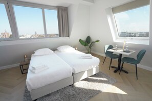 Habitación Deluxe doble | Caja fuerte, escritorio, tabla de planchar con plancha y wifi gratis