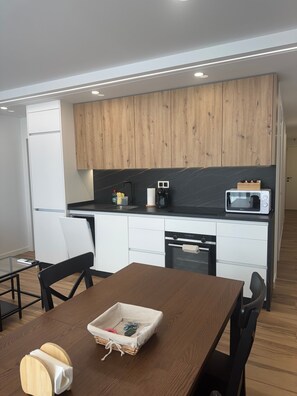 Una cocina moderna con armarios de madera, un microondas y una cafetera.