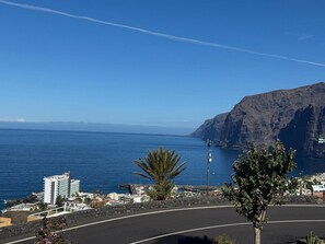 A coastal road with a view of the sea and a mountain. - Vacation Apartment 'Ale Deluxe Home' with Sea View, Wi-Fi and Air Conditioning (Santiago del Teide)
