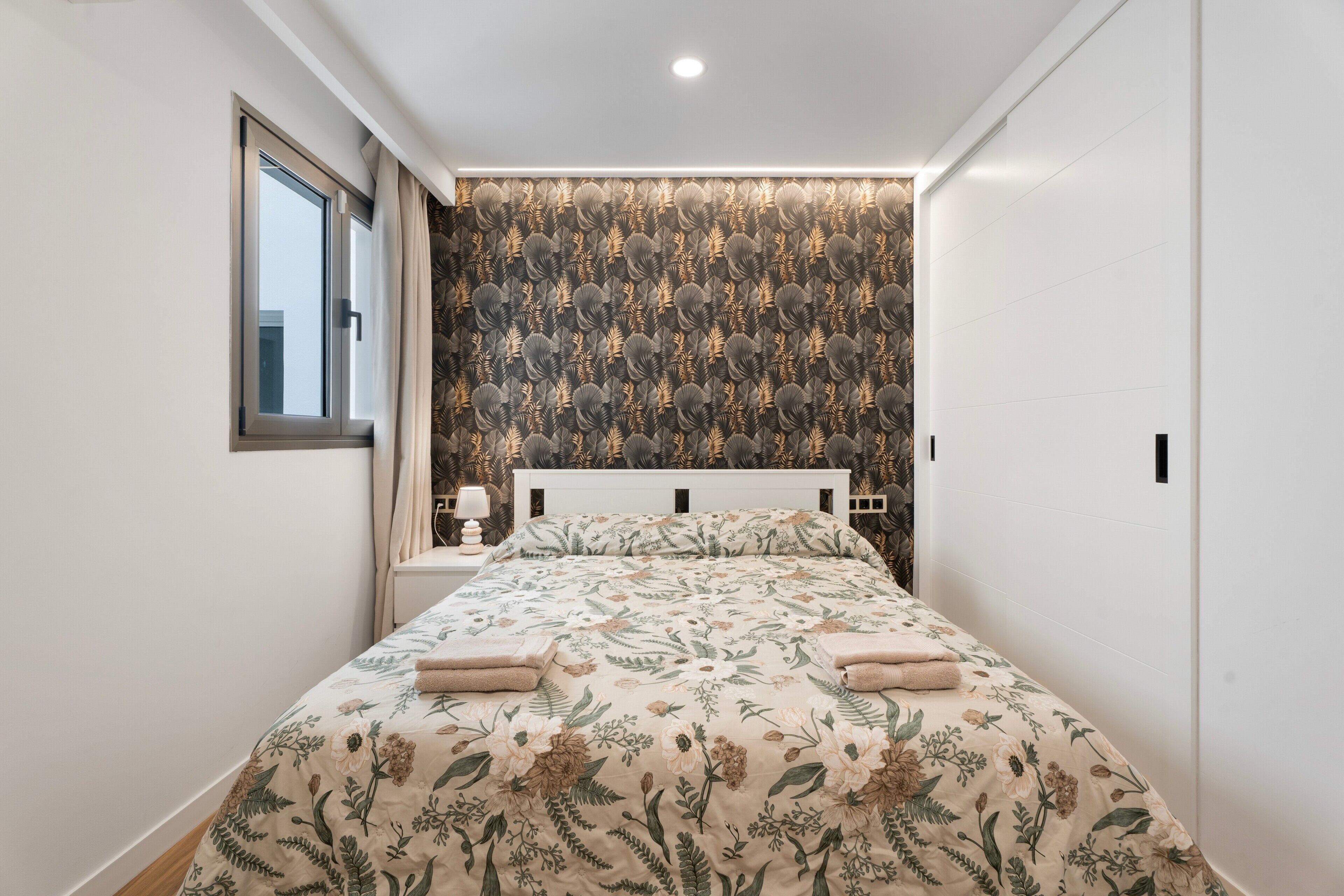 Tabla de planchar con plancha, wifi, ropa de cama