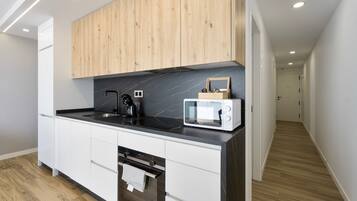 Frigorífico, microondas, horno y placa de cocina