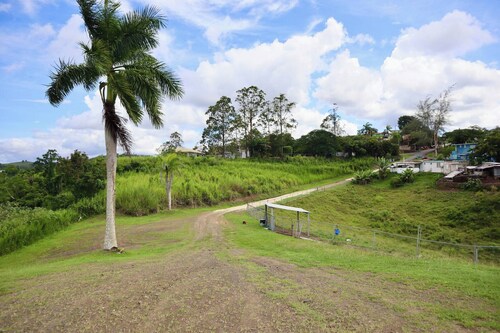 La Loma: Cozy Retreat with Jacuzzi & Views