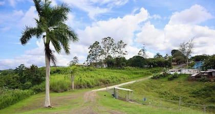 La Loma: Cozy Retreat with Jacuzzi & Views