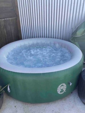 Outdoor spa tub - La Loma: Cozy Retreat with Jacuzzi & Views (Cidra)