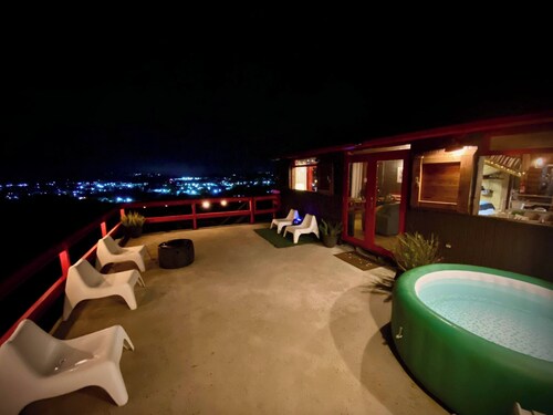 La Loma: Cozy Retreat with Jacuzzi & Views