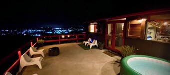 La Loma: Cozy Retreat with Jacuzzi & Views