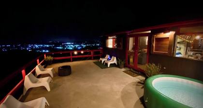 La Loma: Cozy Retreat with Jacuzzi & Views