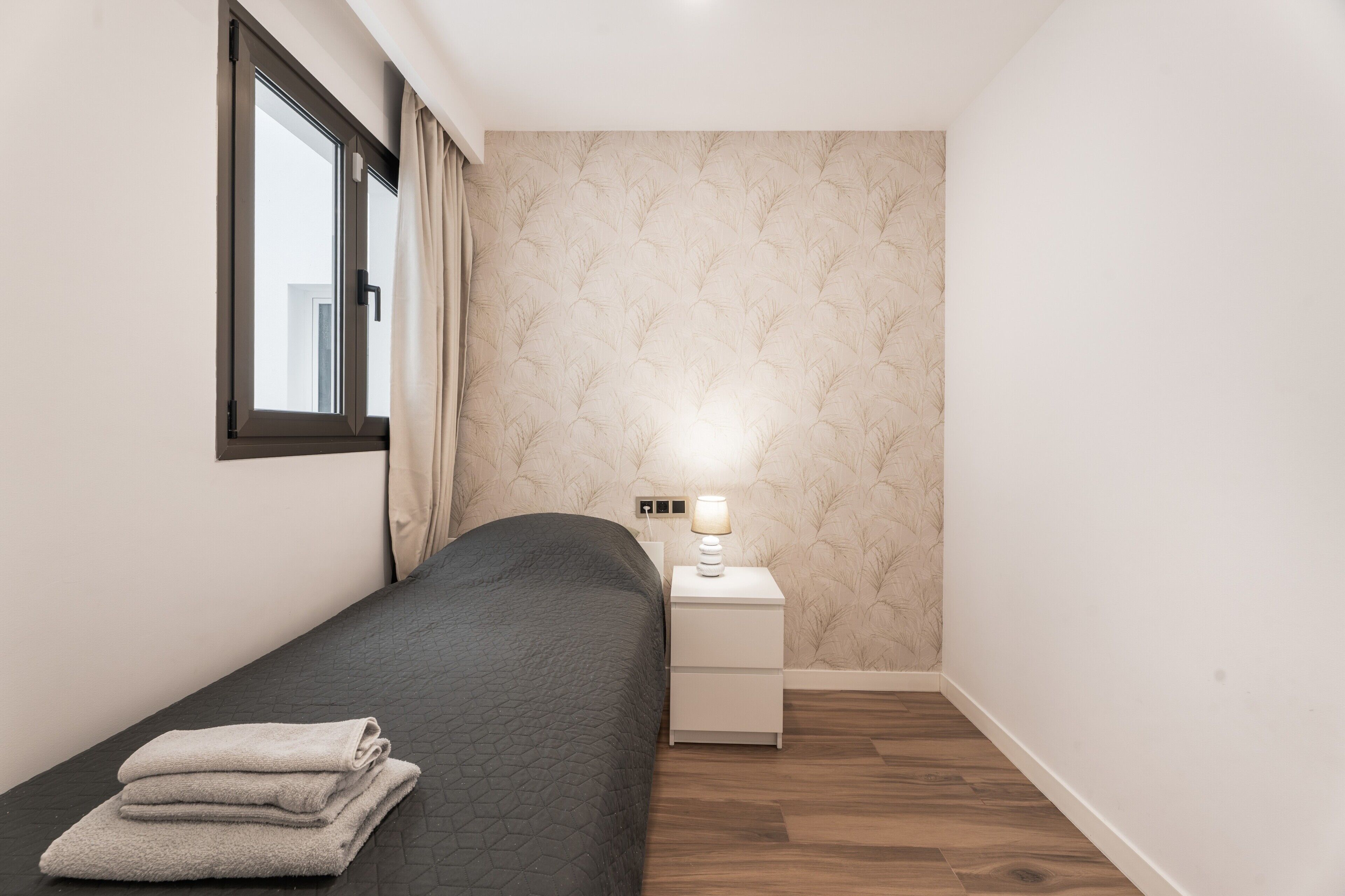 Tabla de planchar con plancha, wifi, ropa de cama