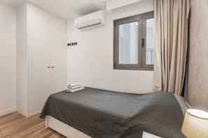 Een strijkplank/strijkijzer, wifi, beddengoed