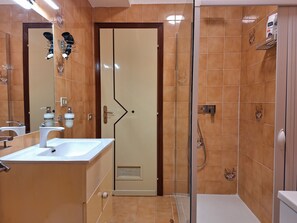 Doccia, asciugacapelli, bidet, asciugamani