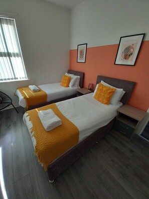 3 bedrooms, iron/ironing board, bed sheets - Cozy short-term house share near Anfield Stadium (Liverpool)