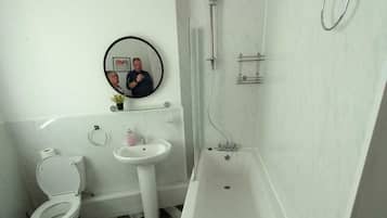 Haartrockner, Handtücher, Seife, Toilettenpapier