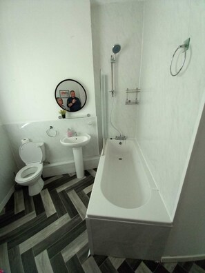 Secadora de cabello, toallas, jabón, papel de baño 