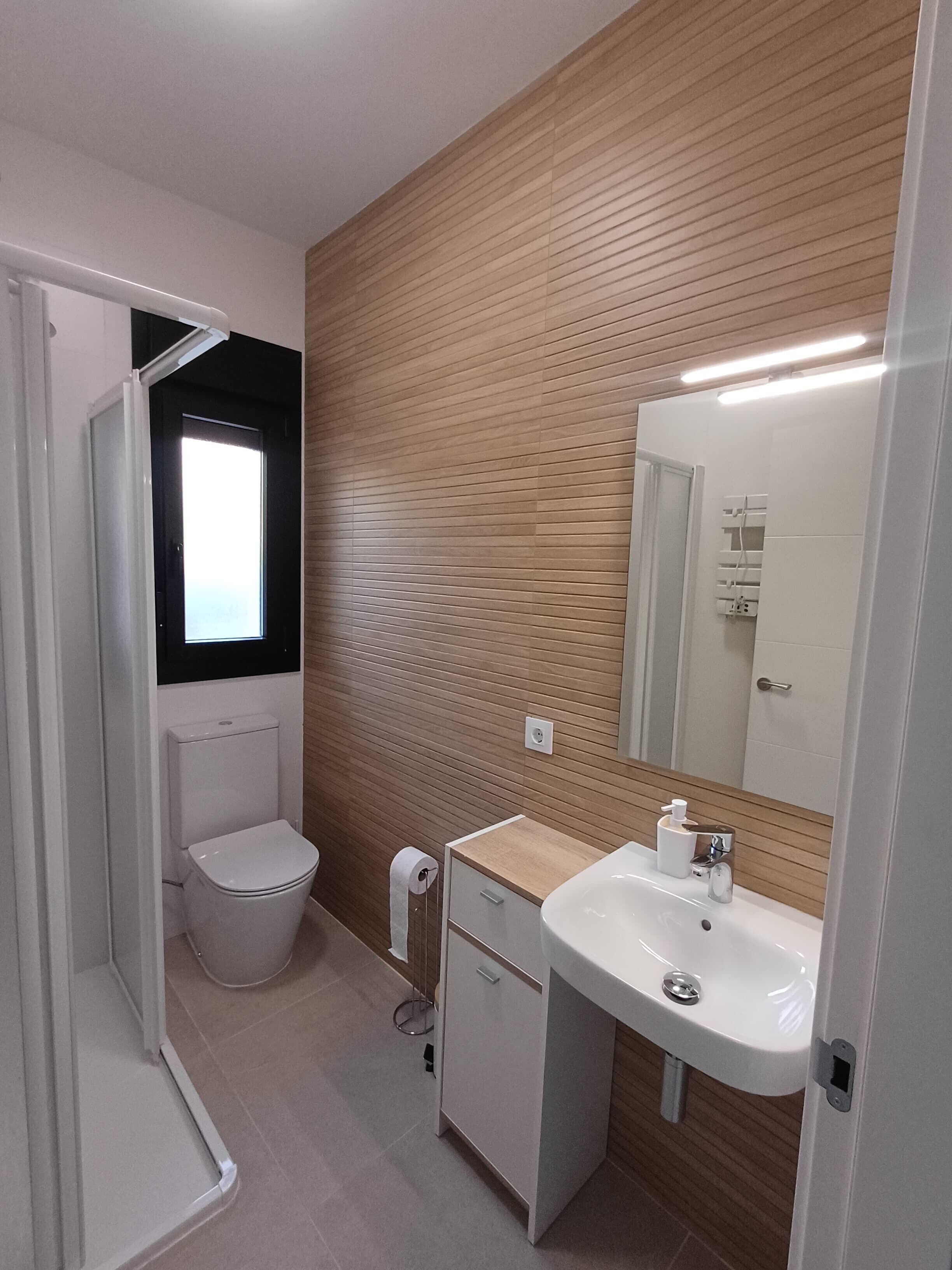 Een douche, een haardroger, handdoeken