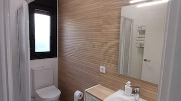 Een douche, een haardroger, handdoeken