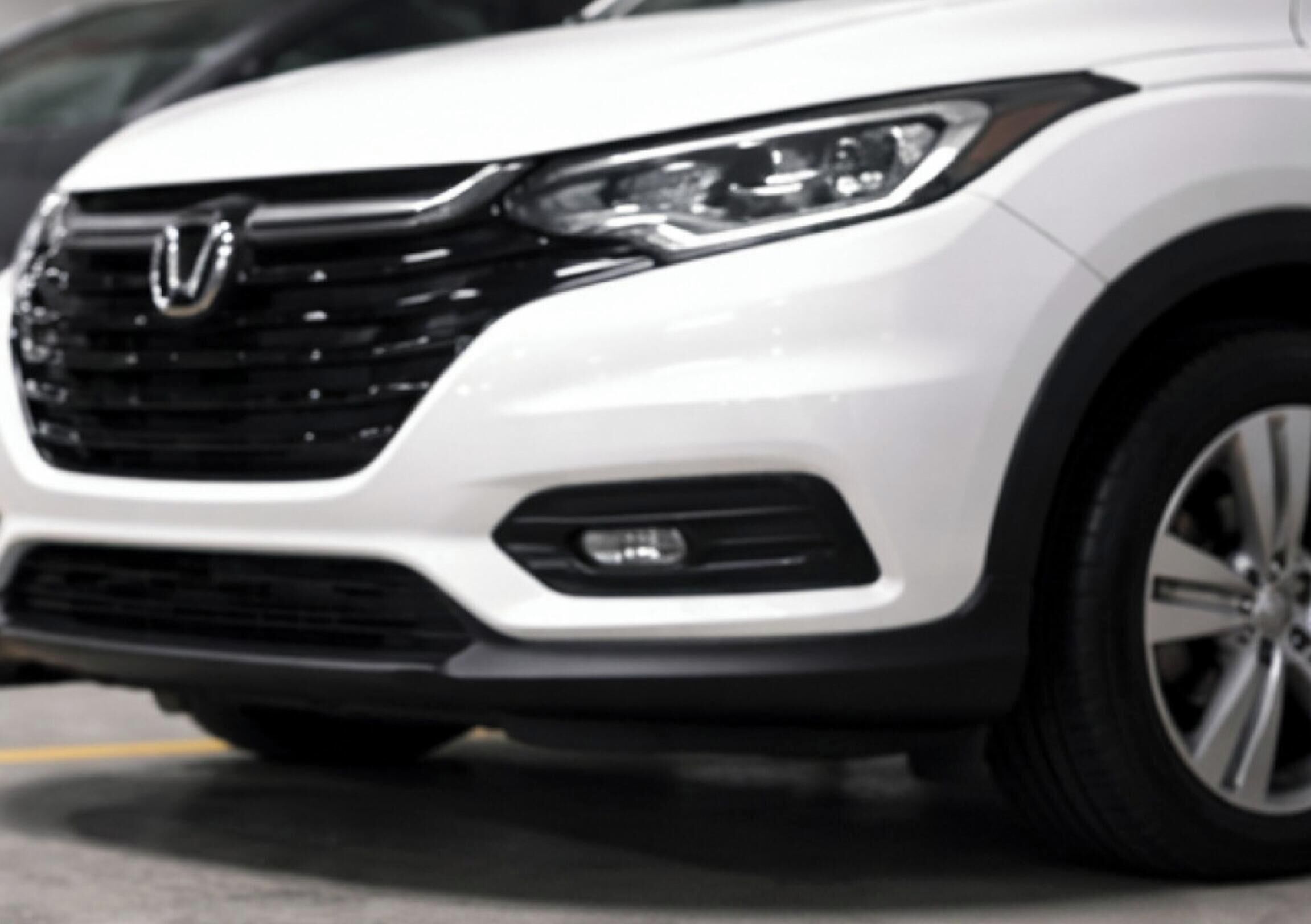 Um SUV branco estacionado em uma vaga.