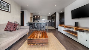 A modern living room with a sofa, a coffee table, and a TV. - Poblado de Alejandr a - 1201 (Medellín)